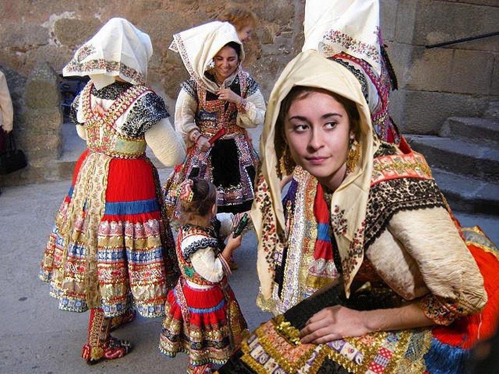 Grupo de personas con trajes regionales, símbolo de cultura compartida.